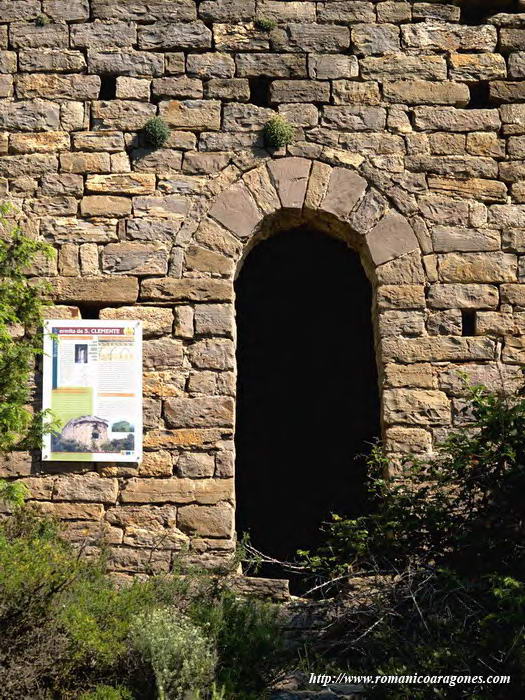 PUERTA SUR. DESAFORTUNADA COLOCACIN DE PANEL INFORMATIVO DE PRAMES